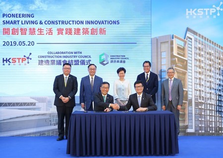 Mr Albert Wong, CEO, HKSTP (left) and Mr Albert Cheng, Executive Director, CIC (right) signed an MOU to accelerate the adoption of I&T in the construction sector, with a focus on construction robotics and automation systems.